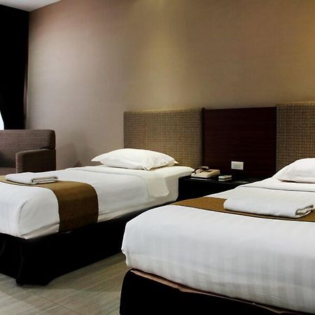 New Grand Park Hotel Сурабая Екстериор снимка