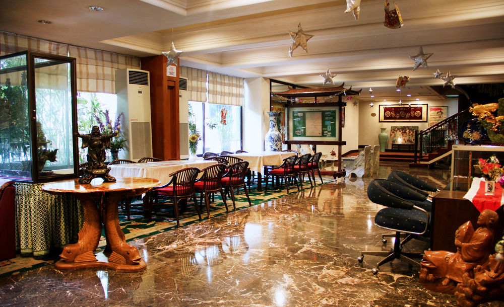 New Grand Park Hotel Сурабая Екстериор снимка