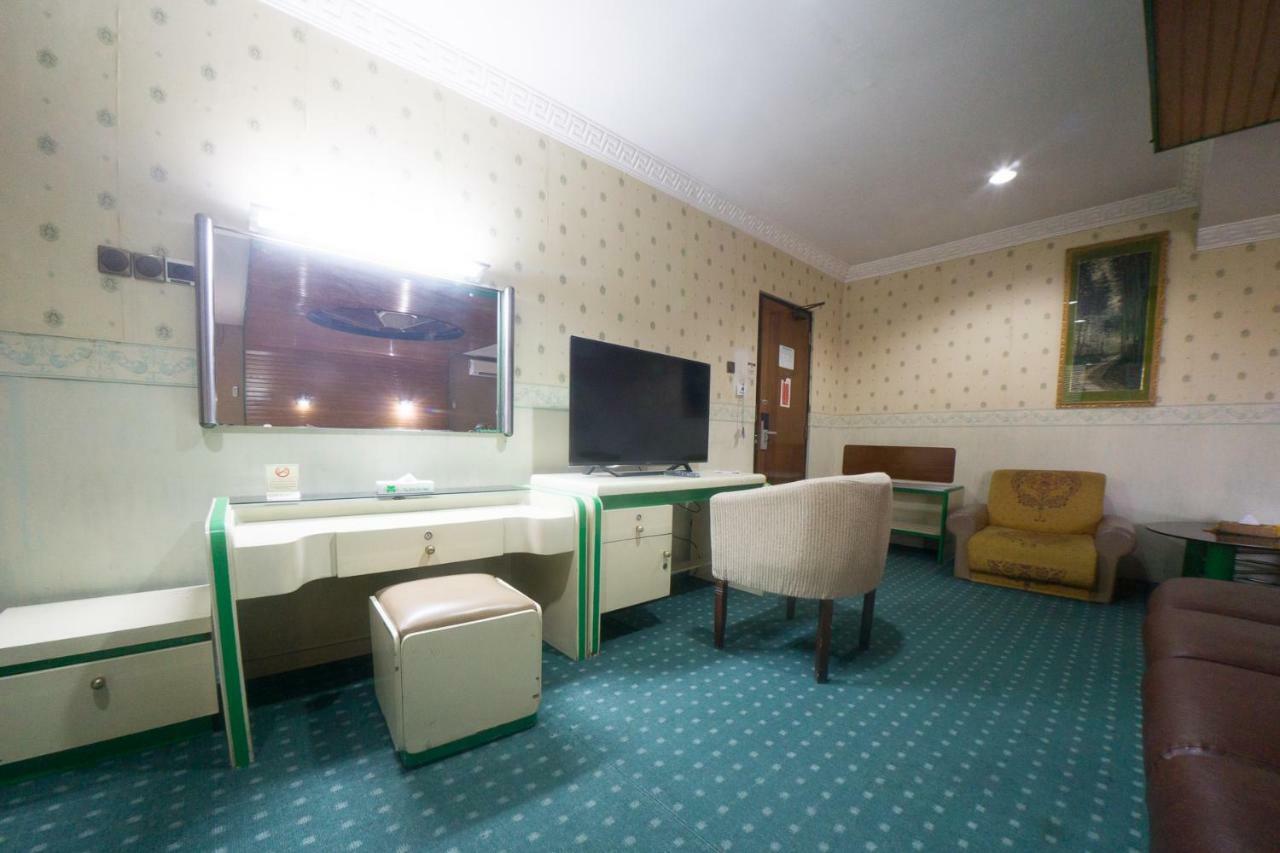 New Grand Park Hotel Сурабая Екстериор снимка