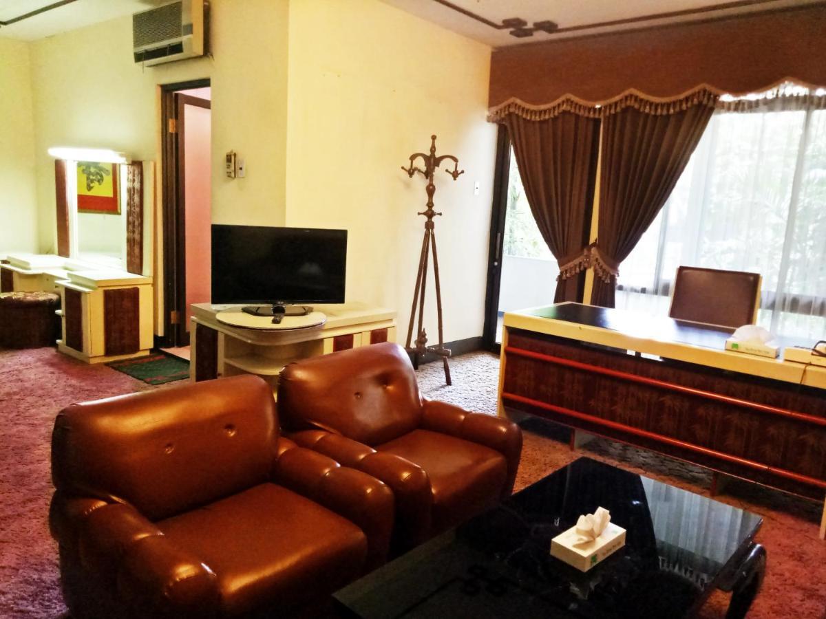 New Grand Park Hotel Сурабая Екстериор снимка